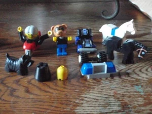 VINTAGE LEGO MENSCHEN TIERE TEILE STÜCKE DUPLO KUNSTSTOFF MENGE 15 HUND PFERD AUTO - Bild 1 von 13