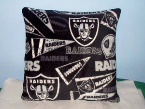 NEU LAS VEGAS RAIDERS FLEECE KISSEN SCHWARZ SILBER L@@K NFL FOOTBALL - Bild 1 von 1