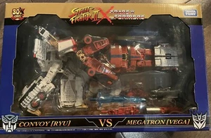 Takara Tomy Version Street Fighter 2 Transformer Optimus RYU vs Megatron M.BISON - Picture 1 of 3