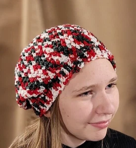 Gorro de invierno holgado para adultos • Ganchillo hecho a mano • Navidad Rojo Verde Blanco Plata - Imagen 1 de 6