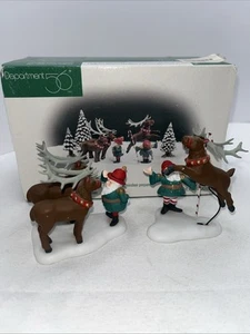 DEPT 56 North Pole Series Snow Village Rentier Training Camp 56436 Retired 2002 - Bild 1 von 24