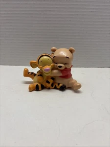 Vintage Baby Tigger Baby Pooh Bär umarmt Sammler Disney Decopac Figuren -3 Zoll - Bild 1 von 6