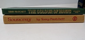 LOT OF 2 Terry Pratchett Books: The Color of Magic 1983 Sourcery 1989 Hardcover - Bild 1 von 13
