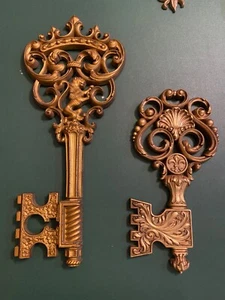 Set Of 2 Vintage MCM SYROCO Gold Fleur De Lis Skeleton Key Wall Hanging Plaque - Picture 1 of 16