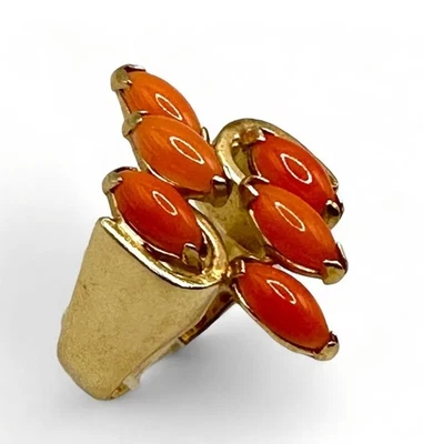 Anillo de oro amarillo de 14k con racimo de cabujón ovalado rojo coral pesado Foto 1 de 4