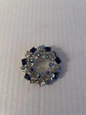 Vtg LISNER RHINESTONE WREATH Brooch Blue Jewelry  - Image 1 of 4
