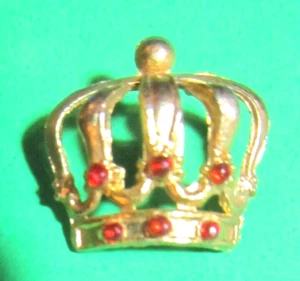 VIMTAGE 7/8" RED GEMSTONE CROWN PIERCED OPENWORK GOLD METAL SHANK BUTTON-N10 - Picture 1 of 2