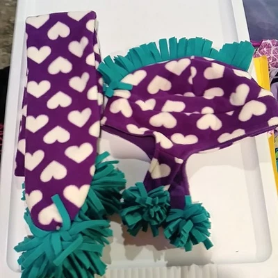 NUEVO SIN ETIQUETAS GAP NIÑAS S/M Vellón Púrpura Corazón SOMBRERO BUFANDA CONJUNTO FLECOS POMPÓN DOBLE CARA Foto 1 de 2