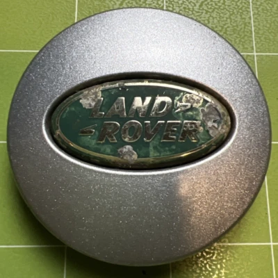 TAPACUBOS CENTRAL LAND ROVER OEM PLATEADO/NEGRO (RRJ500030XXX) DESGASTE PESADO  Foto 1 de 4