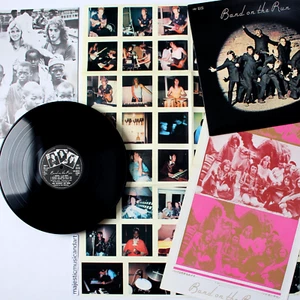 PRISTINE PAUL McCARTNEY BAND ON THE RUN VINYL LP POSTERS THE BEATLES APPLE RARE - Picture 1 of 9