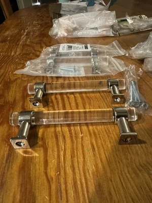 Lote de manijas de gabinete - 30+ manijas de gabinete de acrílico y metal - ¡Excelente estado! Foto 1 de 4