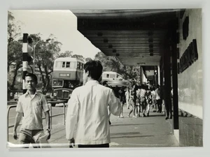 Hong Kong Kowloon Street Scene Man Roast Duck J C Lozouet c1970 VTG Press Photo - Picture 1 of 2