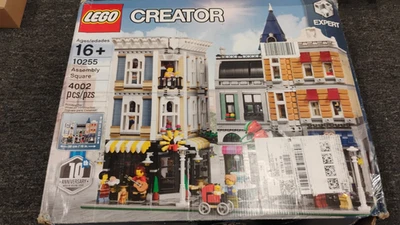LEGO CREATOR: Assembly Square (10255) - OPEN BOX NEW - Packing distressed - P1 - Image 1 of 3