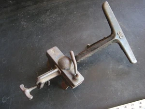 Años 1920/30 #95 TORNILLO DE SIERRA DE MANO con BASE DE JUNTA GIRATORIA DE BOLA afilado antiguo - Imagen 1 de 10