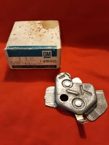 NOS GM 1971-73 CHEVROLET VEGA DOOR LOCK LATCH 9814145 - Picture 1 of 2