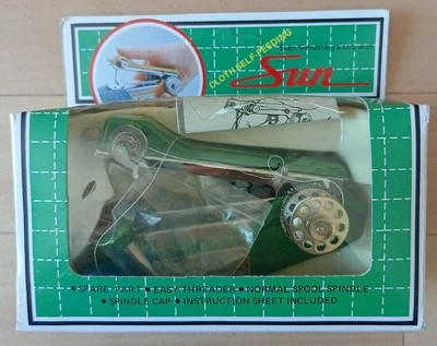 Z* MACHINE à COUDRE manuelle SUN ancienne voyage portable boîte origine 10x7cm - Photo 1/4