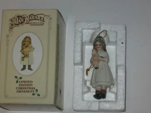 JAN HAGARA Weihnachtsschmuck NIKKI HOLDING DOLL 3" Porzellan 1986 - Bild 1 von 5