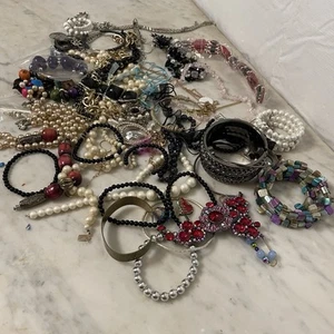 Lote Aleatorio Disfraz Joyería Piezas Mixtas Collares Pulseras Pendientes 1lb 11oz - Imagen 1 de 4