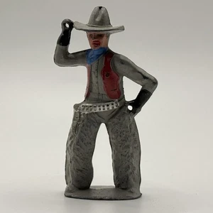 Barclay giocattolo cowboy in piombo con cappello, gilet e chaps anni 30 usurato vintage - Foto 1 di 3