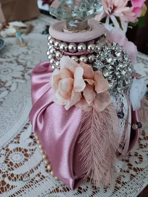 Botellas patron decoradas hechas con ser y material satinado malva  Foto 1 de 4