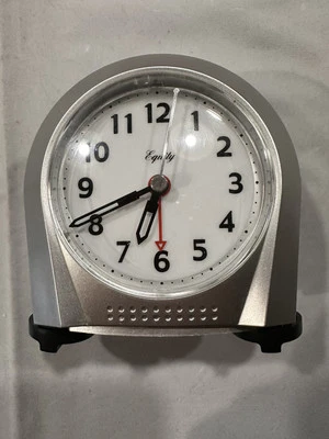 Reloj despertador analógico Equity by La Crosse 21103 visión nocturna barrido silencioso - plateado Foto 1 de 4