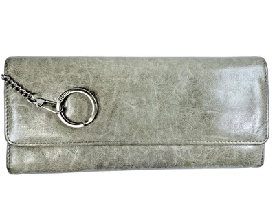 Cartera grande Hobo International plateada envejecida con llavero magnético Foto 1 de 4