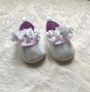 PERFECT PRINCESS weiß Patent Baby Mädchen Blume spanische Schleife Schuhe/Kinderwagen Schuhe - Bild 1 von 1