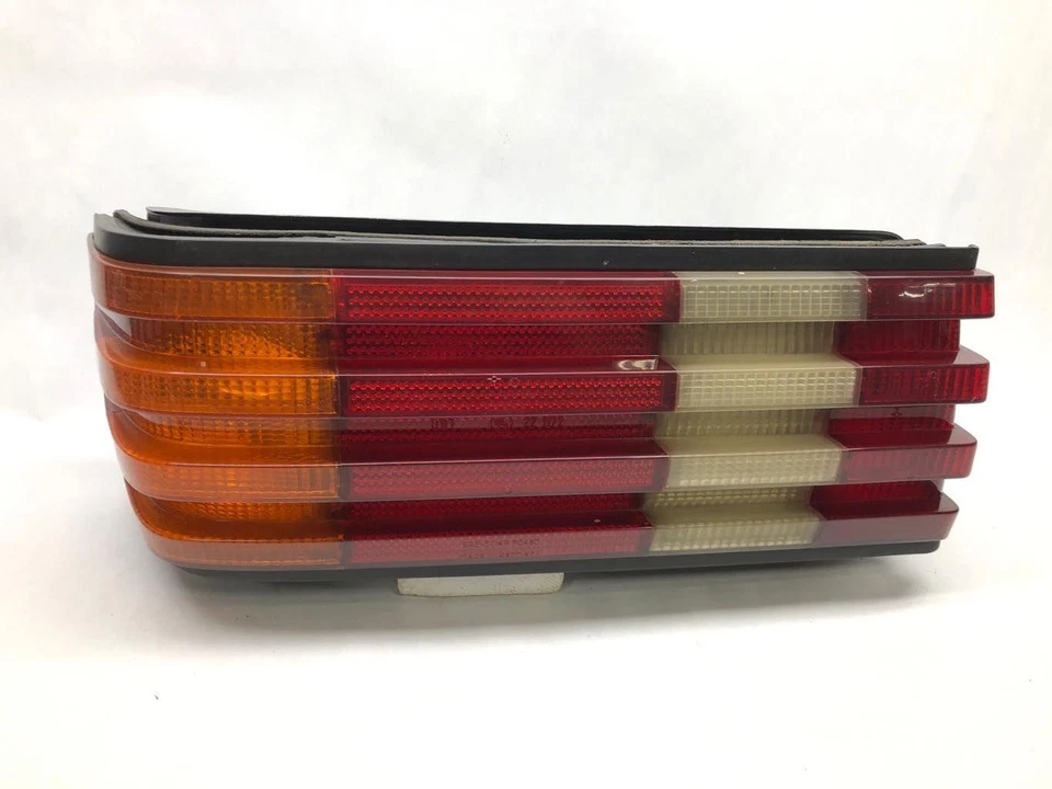 Luz trasera izquierda del lado del conductor Mercedes Benz 350SD W126 1990-1991 *Grietas por estrés Foto 1 de 4