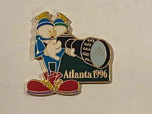 1996 Atlanta Olympic Games Enamel Lapel Pin Izzy Media Camera Lens Photographer - Picture 1 of 2