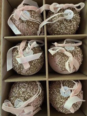 6 adornos de bola Pottery Barn Teen X LoveShackFancy rosa brillante, terciopelo, dorado Foto 1 de 4