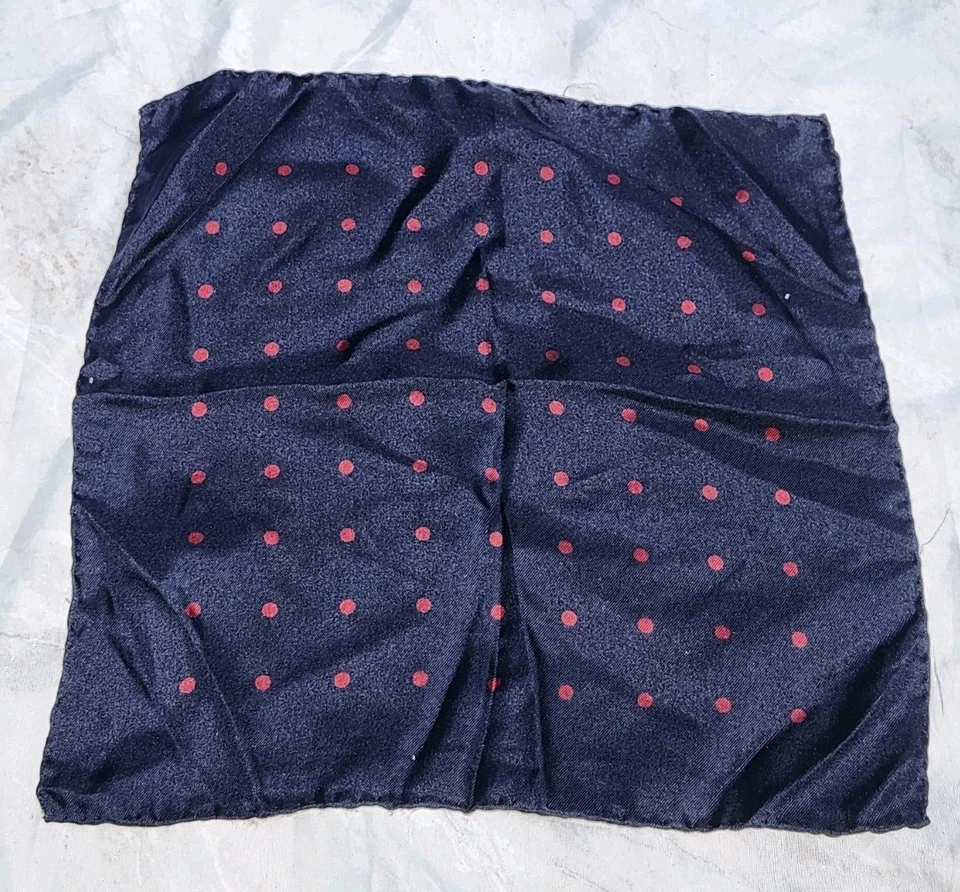 Elegante bolso quadrado de seda tecido azul com pequenas bolinhas rosa feitas à mão na Itália - Imagem 1 de 3