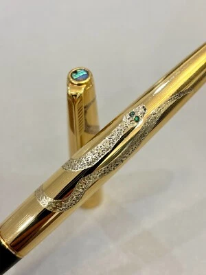 Lim Ed. Motivo de serpiente grabado a mano con insignia Parker 61 de nácar MS Foto 1 de 4