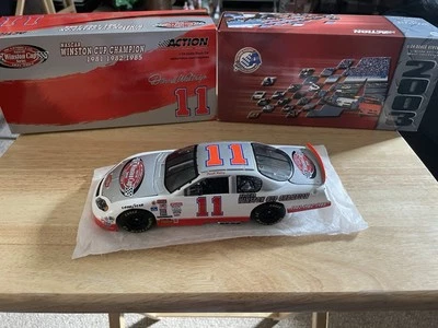 Action Racing 1:24 压铸 - #11 Darrell Waltrip (2003) — 第 1/3 张图片