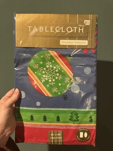 Neu Bed Bath Beyond Stoff Weihnachten Tischdecke 60" x 84" länglich Ornament Design - Bild 1 von 5