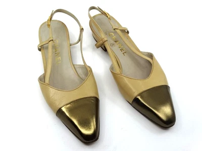 Par de Zapatos Planos Vintage CHANEL Beige y Bronce Puntera Eslinga Trasera, Talla 8 Foto 1 de 4