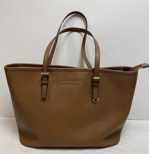 Bolso de Mano de Viaje Michael Kors Marrón Cuero Saffiano Jet Set Grande con Cremallera Superior - Imagen 1 de 15