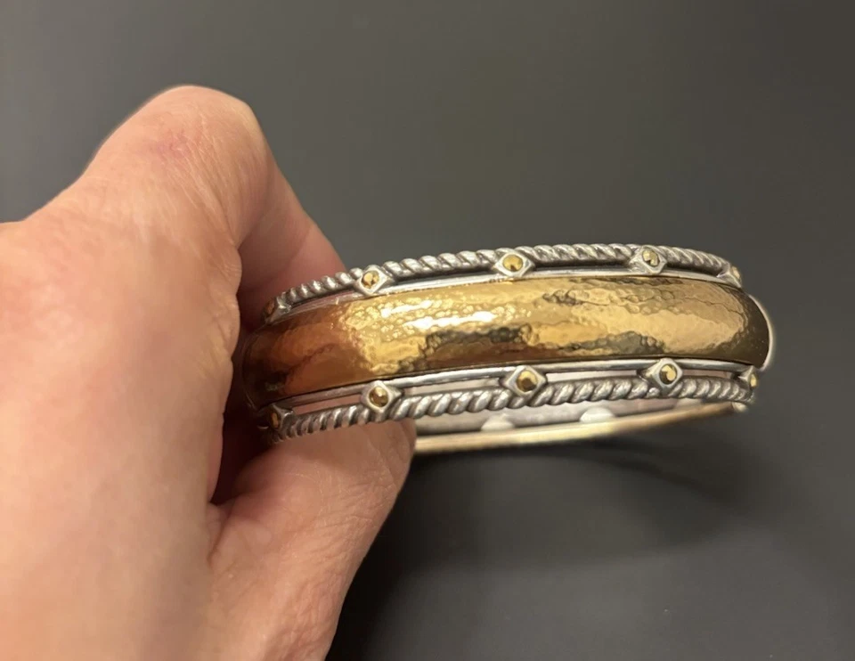 Bracelete com fecho magnético de ouro e prata Brighton. 7 pol. Assinado - Imagem 1 de 4