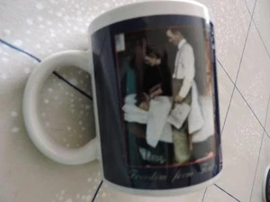 "Taza de café Norman Rockwell Saturday Evening Post 1943 ""Libertad del miedo" - Imagen 1 de 1