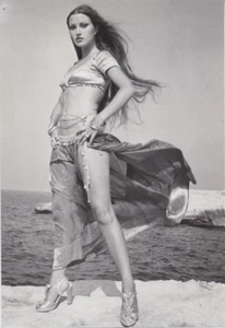 1977 Press Photo Leggy Actress Jane Seymour in "Sinbad and the Eye of the Tiger" - Picture 1 of 2