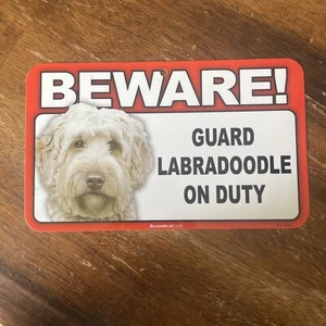 ATTENZIONE GUARDIA LABRADOODLE ON DUTY 5" X 8" INSEGNA PLASTICA APPENDIBILE NUOVA - Foto 1 di 2