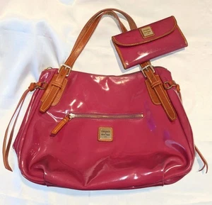Borsa a tracolla DOONEY & BOURKE Lg Nina in pelle verniciata lampone con portafoglio - Foto 1 di 23