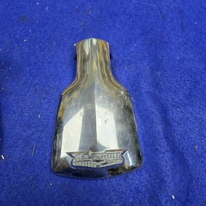 OEM 1955 1956 Chevrolet Exhaust Deflector Extension Top Bowtie emblem original - Imagen 1 de 3