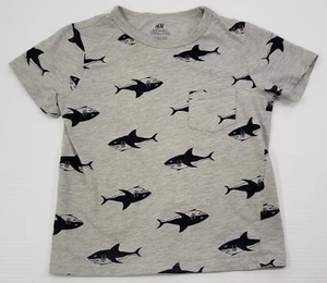 L) H&M Basic Baumwolle Kinder grau Allover Hai Print T-Shirt 4-6 Jahre - Bild 1 von 7