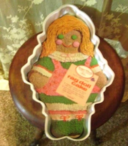 NEU - 1971 - WILTON SUGAR PLUM PARTY PFANNEN STOFFPUPPE ALUMINIUM KUCHENFORM - Bild 1 von 5