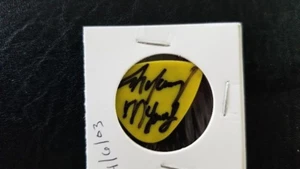 AC/DC - ANGUS & MALCOLM YOUNG HAND SIGNED 2003 TOUR CONCERT GUITAR PICK - Picture 1 of 2