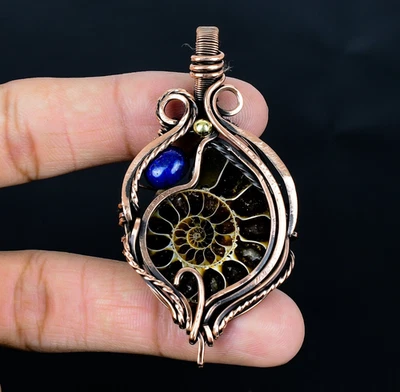 Increíble colgante de joyería de lapislázuli con envoltura de alambre de cobre de piedras preciosas hechas amonita hecha a mano Foto 1 de 4