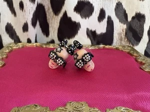 Pendientes calavera Betsey Johnson Film Noir estrella de cine de Hollywood niña rosa lucita - Imagen 1 de 3