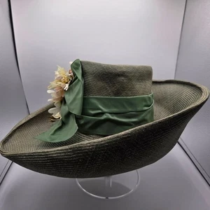 Elegante sombrero Derby Marina Killery verde de ala ancha con acento floral - Imagen 1 de 9