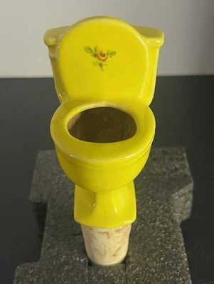 Inodoro vintage de cerámica con espiga de riego de plantas Foto 1 de 4