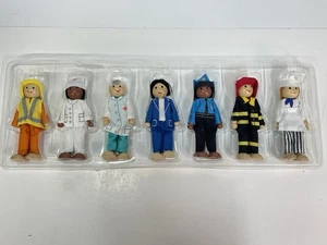 KidKraft Set Bambola Professionisti Legno Persone Famiglia Infermiera Chef Vigili del Fuoco Polizia - Foto 1 di 11